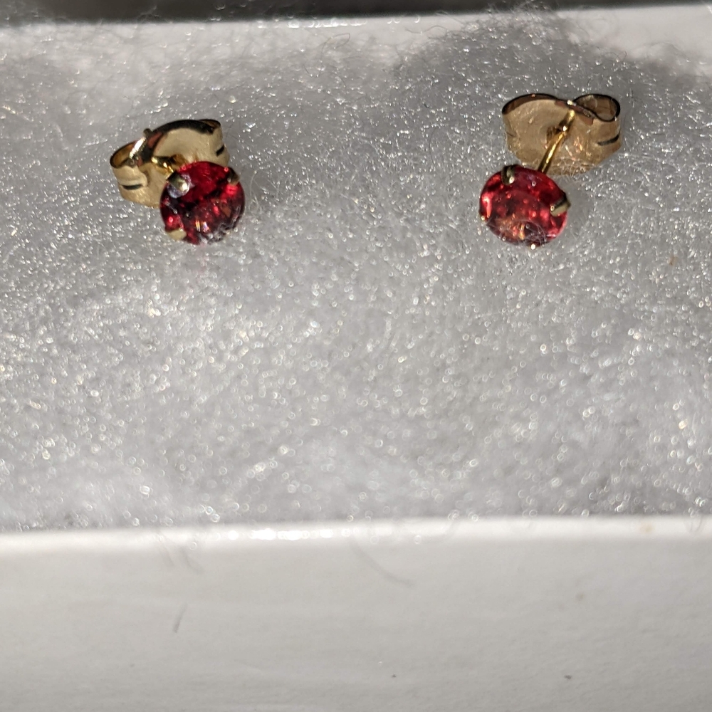 10k Yellow Gold, 4mm Garnet Stud Earrings